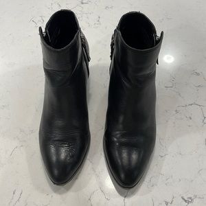 Women’s Frye double zipper bootie. Color: black. Size 7. Good condition.